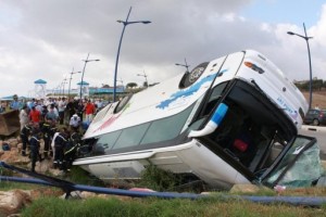 перевернувшийся автобус